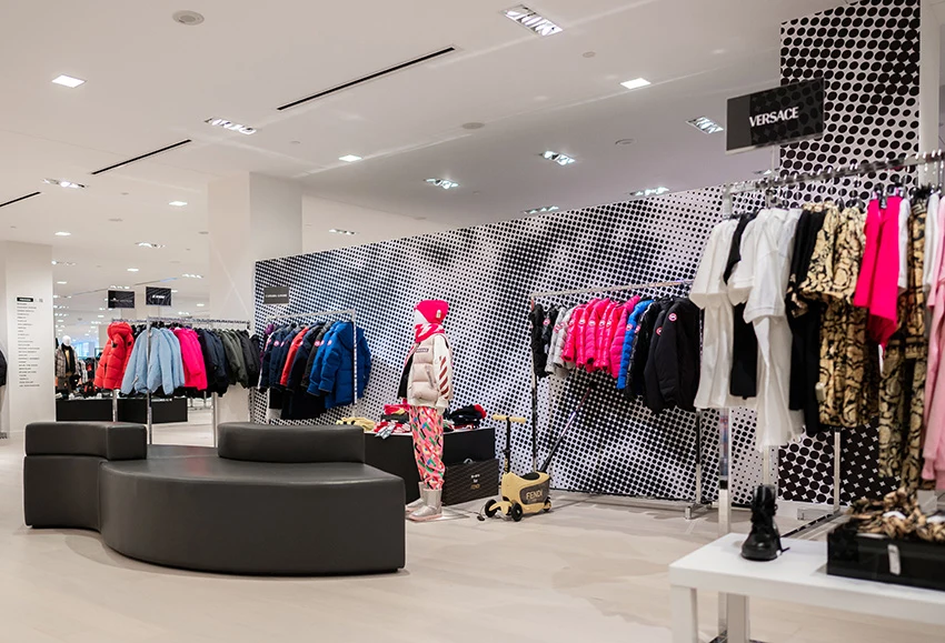 Modular display system integrated in retail store interior